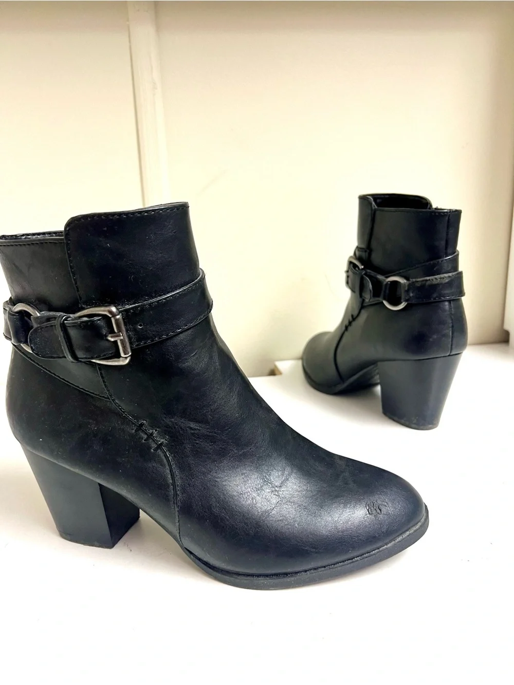 Bass 7.5M Felicia women's black leather ankle boots round toes minimalist biker